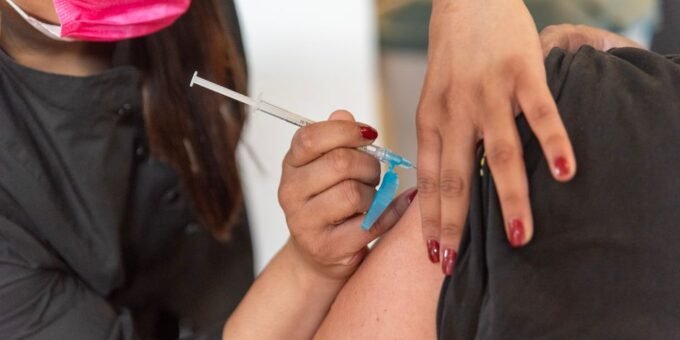 Top US doctors offer updated flu and COVID vaccine recommendations, aiming to ease confusion – AP News